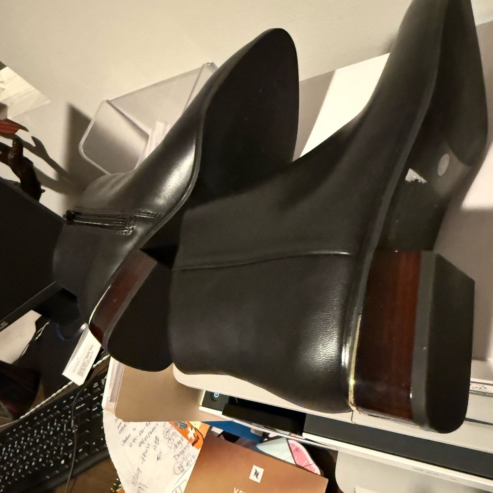 Sleek Black Leather Ankle Boots with Pointed Toe and Side Zipper - Picture 6 of 11